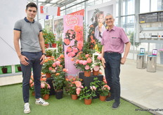 Adrian Soulie en Bruno Etavard van Meilland met Sugar Candy Rose, een nieuwe variëteit die ze selecteerden vanwege zijn heldere kleur, goede ziektetolerantie en compacte groeiwijze. Ze heeft maar één stek per pot nodig, "een echt voordeel voor de teler. Bovendien hebben de bloemen een lange houdbaarheid, ze beginnen donker oranje, gaan naar koraal tot bijna wit. Omdat de plant constant bloeit, heb je verschillende kleuren in een plant."